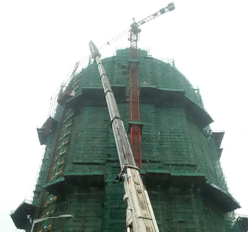 马尔康吊车在工地上作业